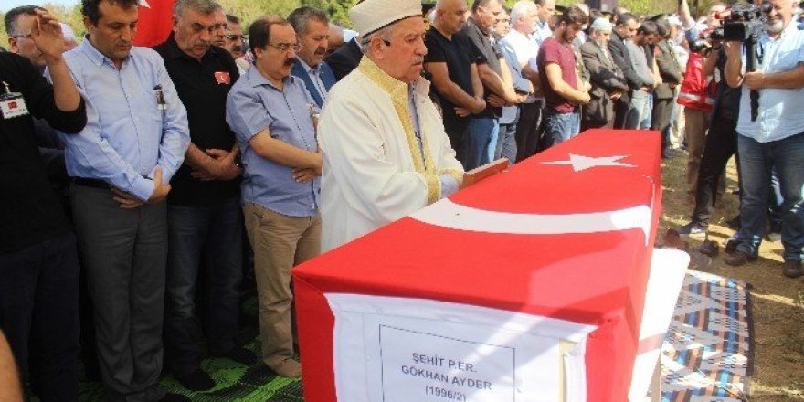 Şehit asker son yolculuğuna gözyaşları içinde uğurlandı