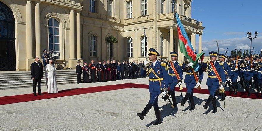 Papa Franciscus Azerbaycan'da Aliyev ile görüştü