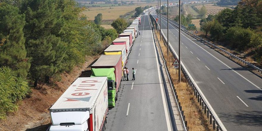 Kapıkule'de 25 kilometrelik tır kuyruğu