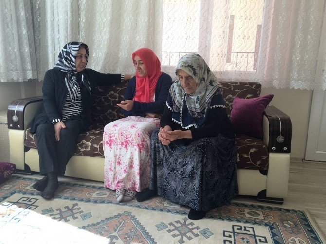 Bayan Kamçı, şehit ailesini ziyaret etti