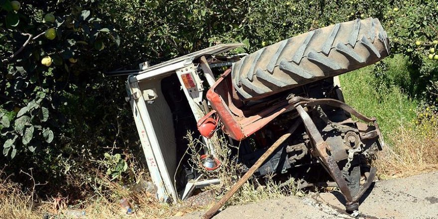 Traktör şarampole devrildi, aynı aileden 4 kişi yaşamını yitirdi