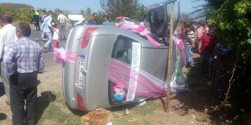 Gelin arabasıyla otomobil çarpıştı: 7 yaralı