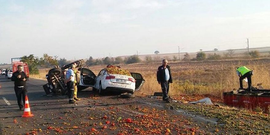 Otomobil, traktör römorkuna çarptı: 3 ölü, 1 yaralı