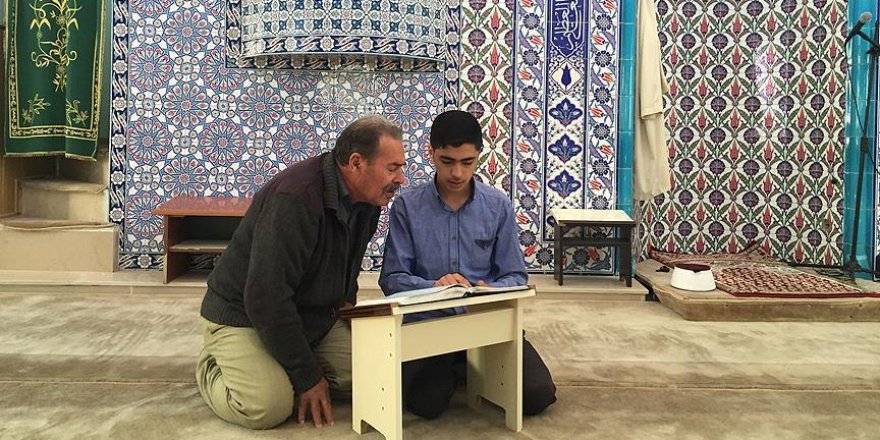 17 yaşındaki Suriyeli hafız cami cemaatine Kur'an öğretiyor