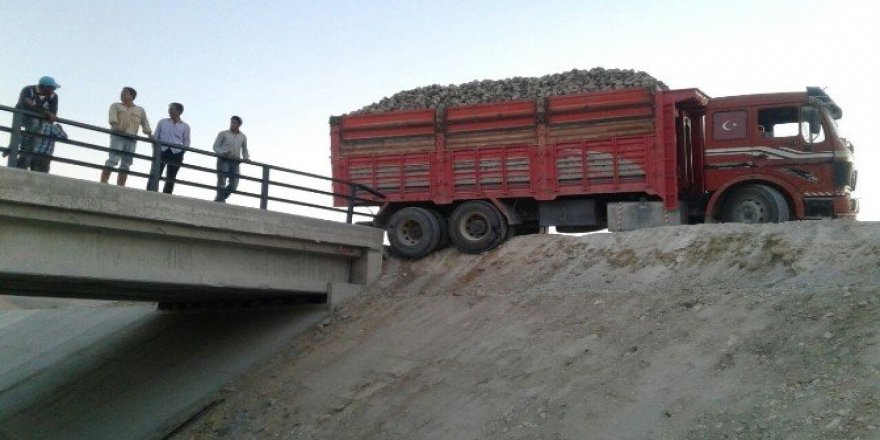 Pancar yüklü kamyonu kanala düşmekten köprünün demiri kurtardı