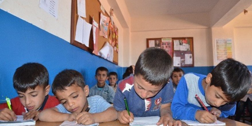 Yetmiş öğrenciye bir öğretmen eğitim veriyor