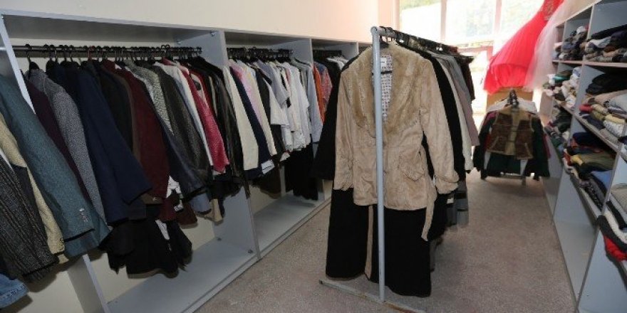 Kışlık giyim eşyaları sosyal markette ihtiyaç sahiplerini bekliyor