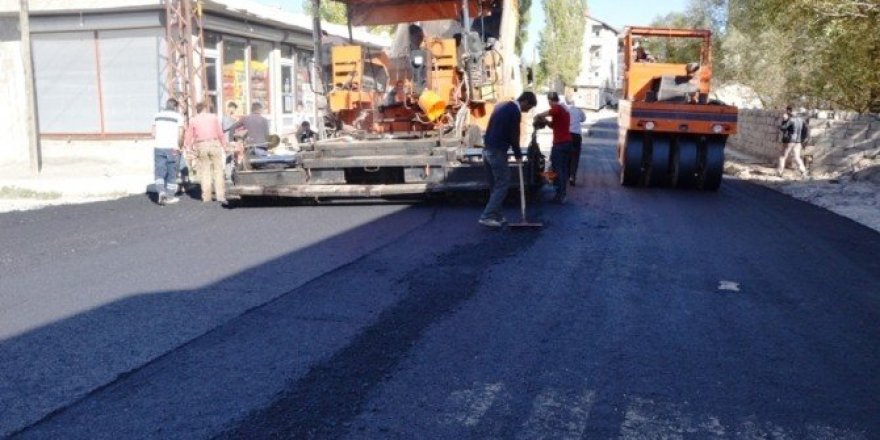 Ağrı’da yol asfaltlama çalışması
