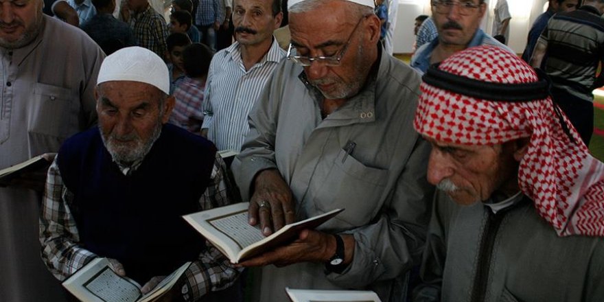 Kilis'teki Suriyeli sığınmacılara 5 bin Kur'an-ı Kerim hediye edildi
