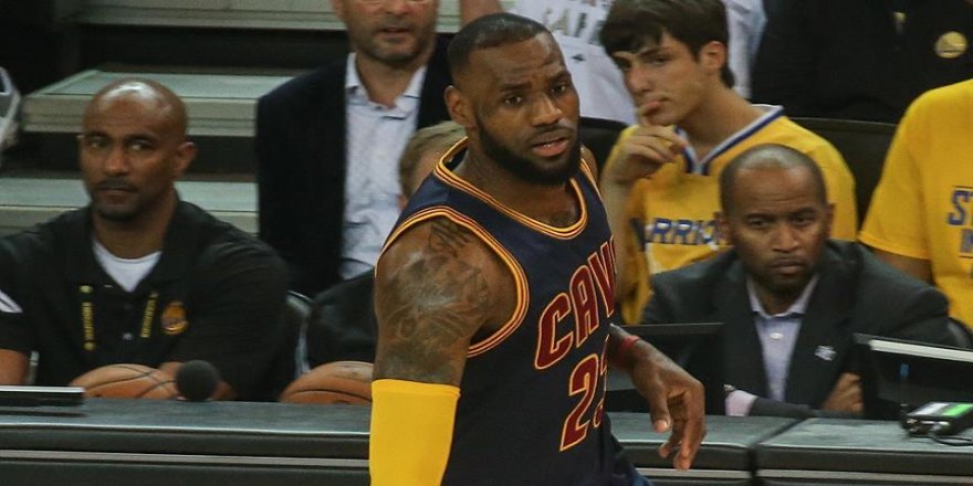 LeBron James'ten Clinton'a destek
