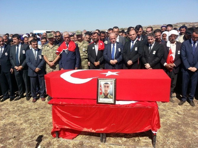 Şehit asker son yolculuğuna Kürtçe ağıtlarla uğurlandı