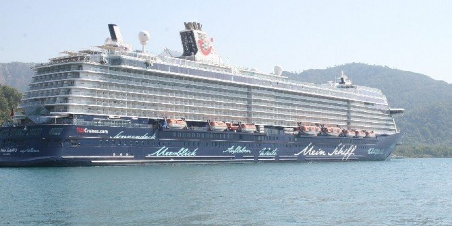 Yüzen saray "Mein Schiff 3" Marmaris’te