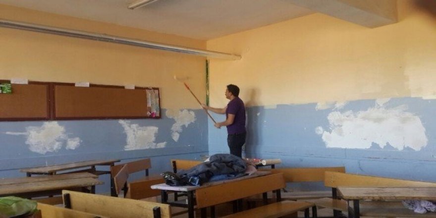 Fedakar öğretmenler okullarını boyadı