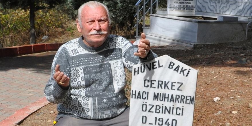 38 yıldır mezar taşıyla yaşıyor