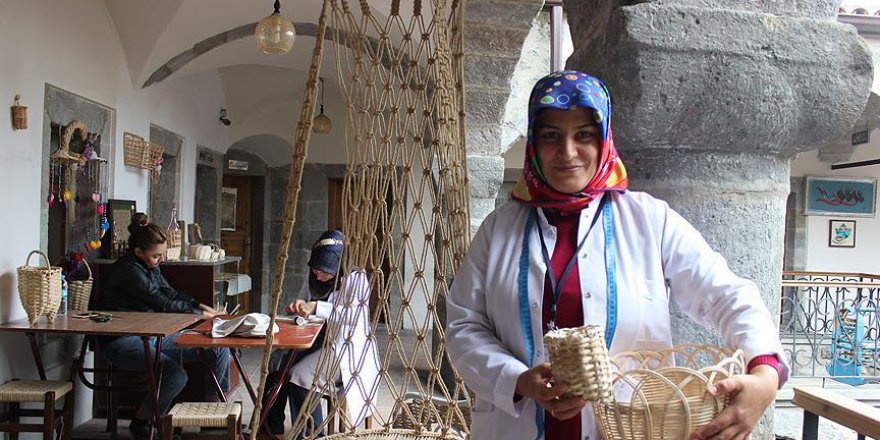 Evlat acısını kursiyerleriyle hafifletiyor