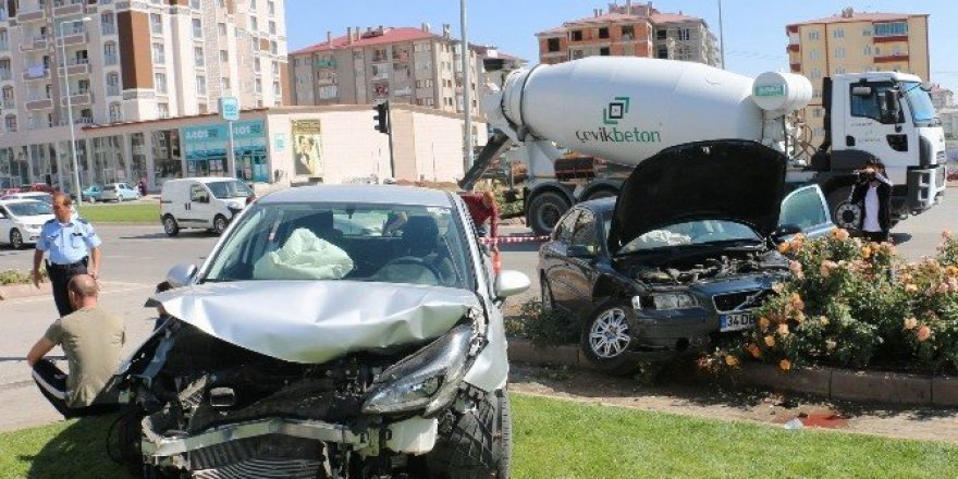 Sivas’ta iki otomobil kavşakta çarpıştı: 4 yaralı