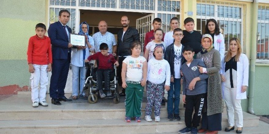 Vefat eden kardeşinin tekerlekli sandalyelerini bağışladı