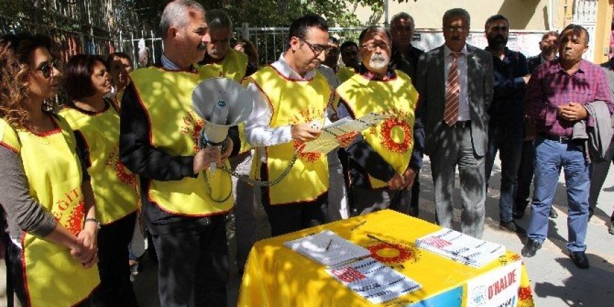 Dünya Öğretmenler Günü’nde stant açtılar