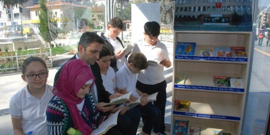 Otobüs durağına kitaplık