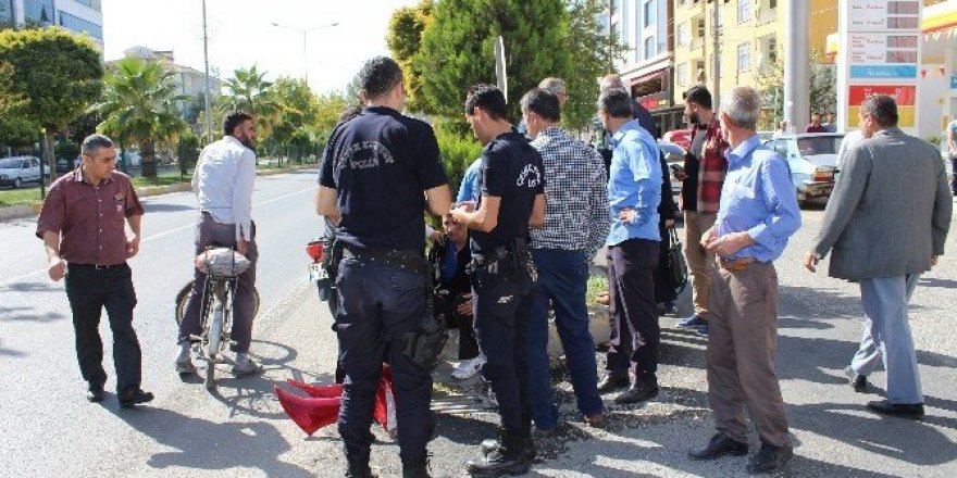 Kamyonet motosiklete çarpıp kaçtı: 1 yaralı