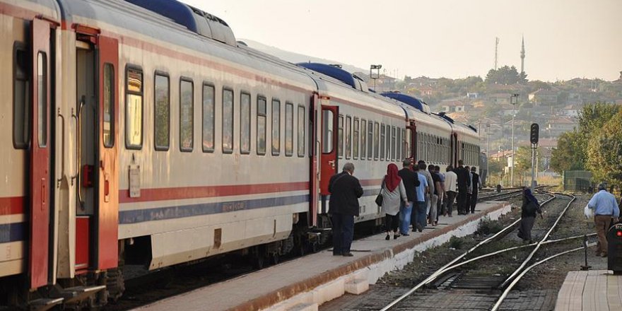 Şüpheli çanta ihbarı üzerine yolcu treni tahliye edildi