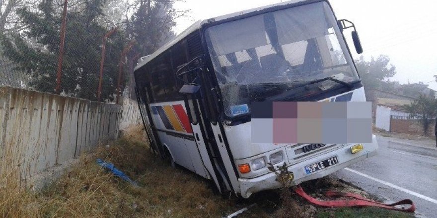 Yoldan çıkan belediye otobüsü duvara çarptı