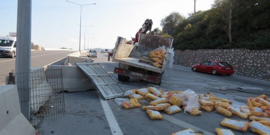 Freni patlayan kamyon beton bariyerlere çarparak durabildi
