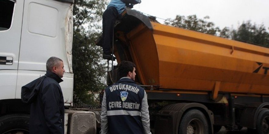 Büyükşehir ekipleri kaçak atığa geçit vermiyor