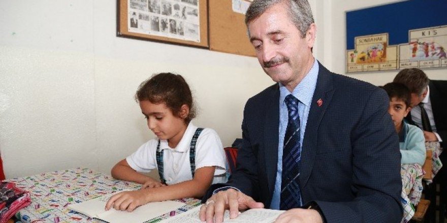 Tahmazoğlu öğrencilere kitap dağıttı