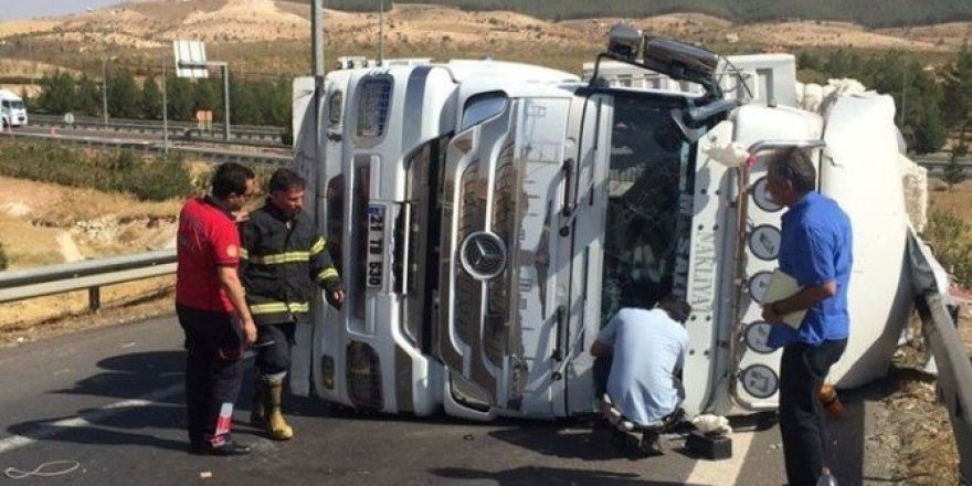 Devrilen TIR’ın sürücüsü yaralandı