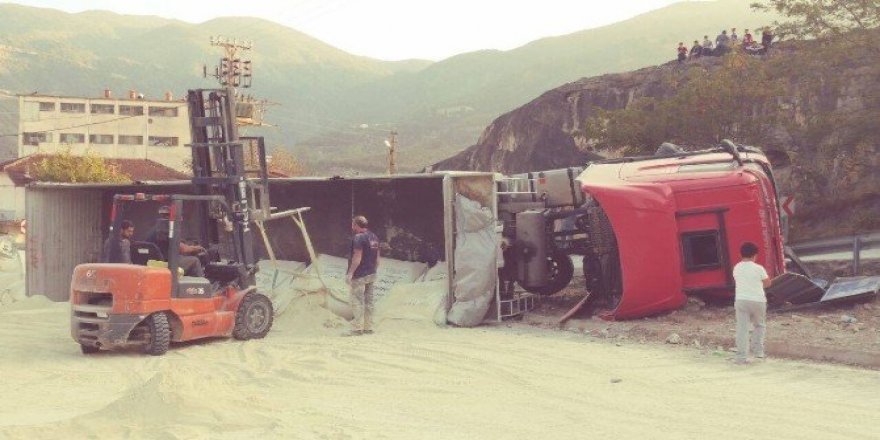 Tokat’ta kil yüklü TIR devrildi: 1 yaralı