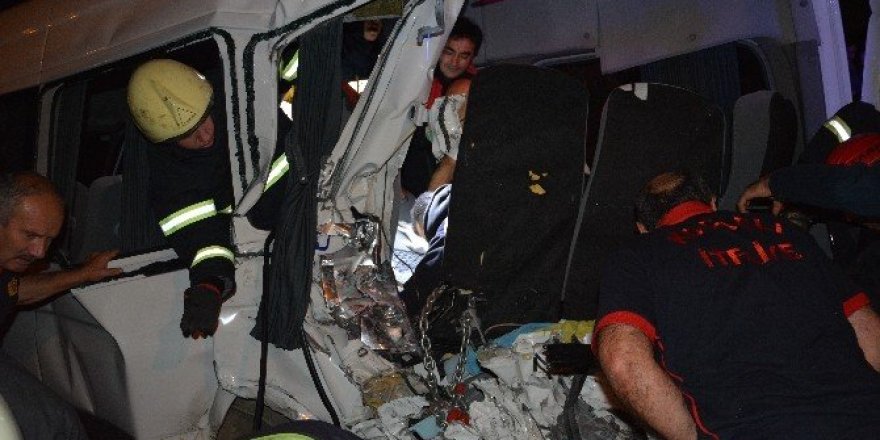 Aşırı hız yapan minibüs dehşet saçtı:12 yaralı