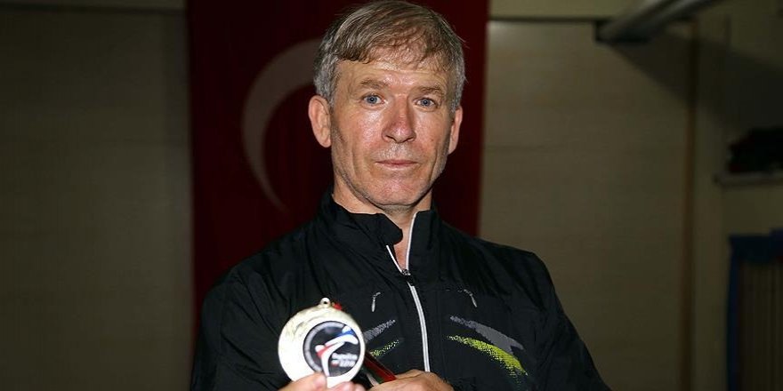 Sporcularına kızıp 50 yaşında şampiyon oldu