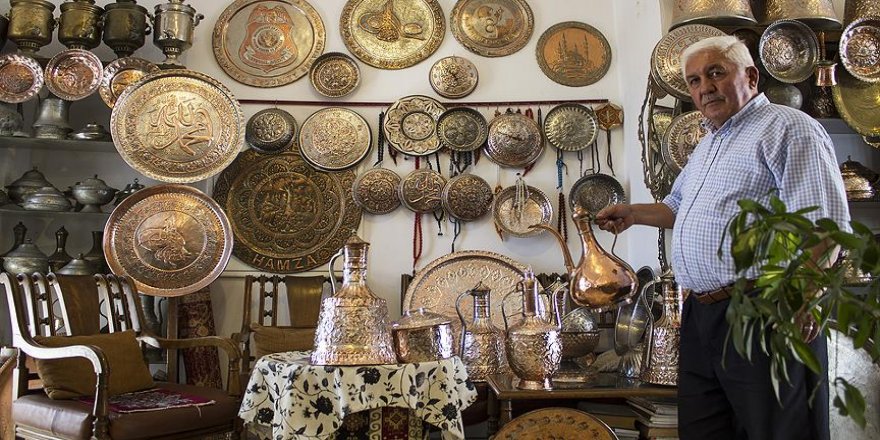 Bakırı 48 yıldır çekiçle süslüyor
