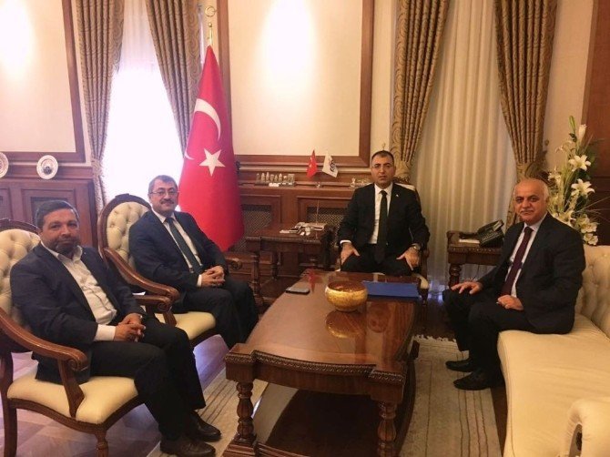 Vali Toprak Umre Daire Başkanı Çapcı ile bir araya geldi
