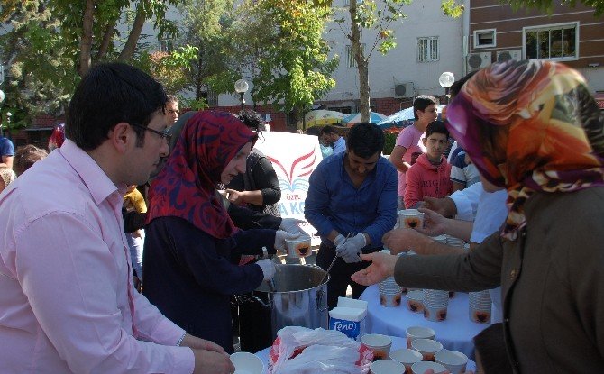 İkra Koleji vatandaşlara aşure dağıttı