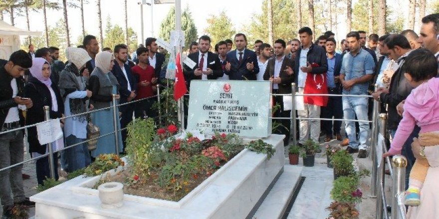 350 genç Ömer Halisdemir’in mezarını ziyaret etti