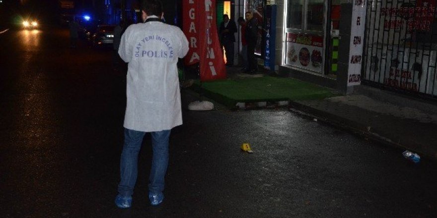 Darp edilen kadını kurtarmak isterken bıçaklandılar