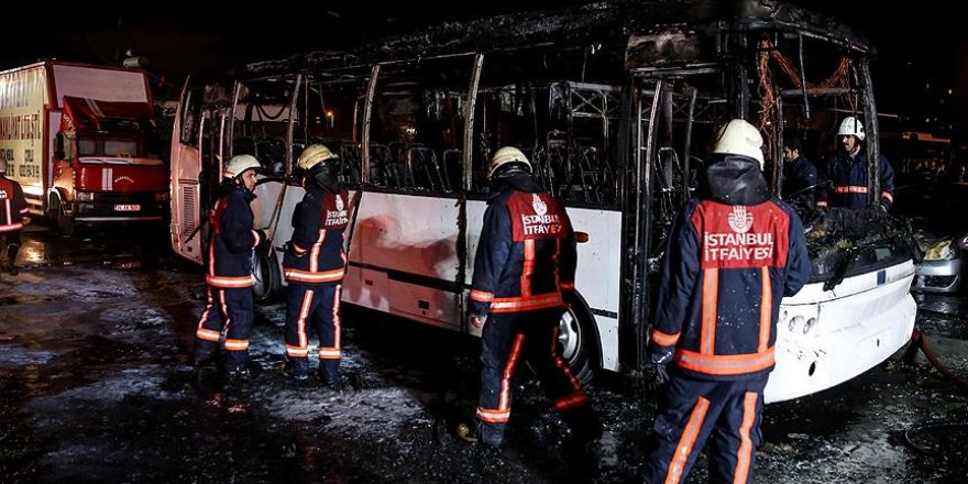 Otobüs durağında park halinde bulunan bir otobüs kundaklandı
