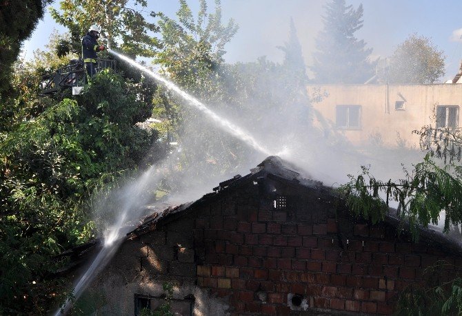 Antalya’da metruk bina yangında küle döndü