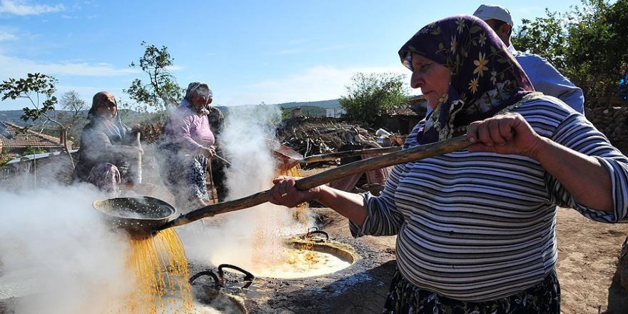 Tandır ateşinde imece usulüyle pekmez yapıyorlar