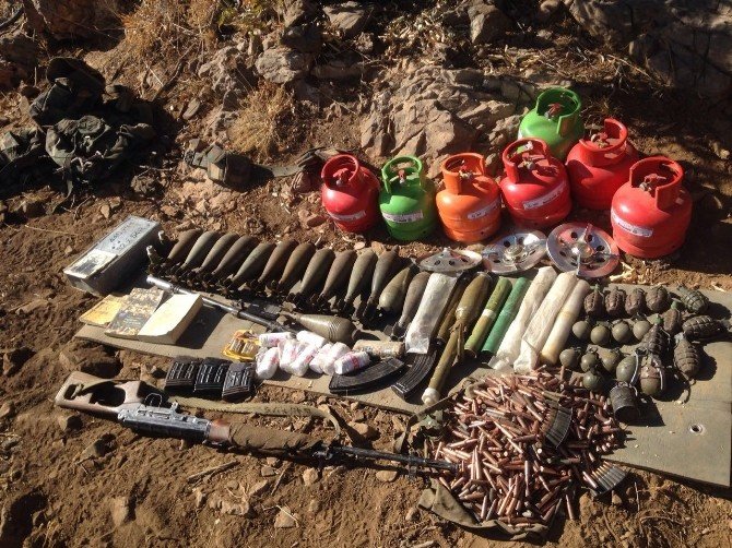 Hakkari Kovan Tepe’de teröristlerin cephaneliği bulundu