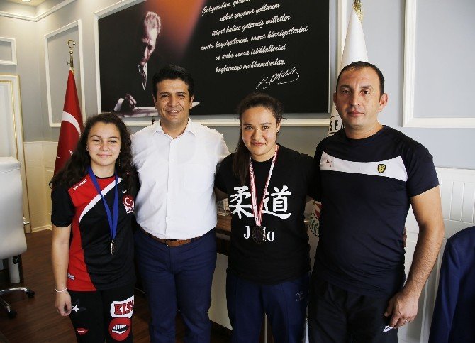 Judocu kızlar Başkan Genç’i ziyaret etti