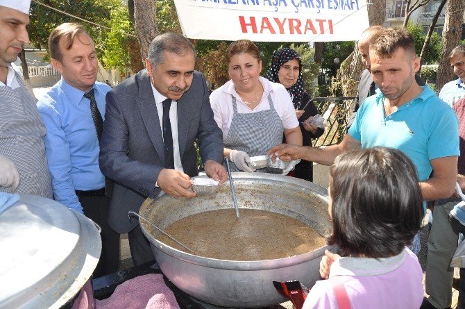 Vali Ömer Faruk Koçak aşure dağıttı