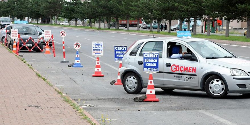 Başkasının yerine sınava girenlere suçüstü