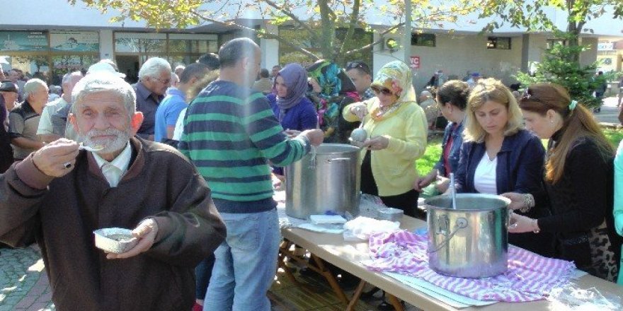 Cami çıkışında yüzlerce kişi aşure kuyruğuna girdi