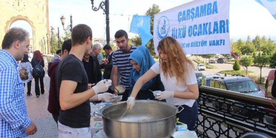 Ülkü Ocakları aşure dağıttı
