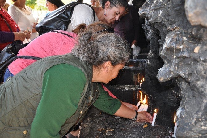 Tunceli’de kadınlar Yassı Matem’in 10. günü nedeniyle mumlar yaktı