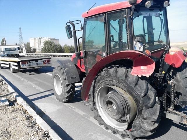 Otomobil traktörle çarptı: 1 yaralı