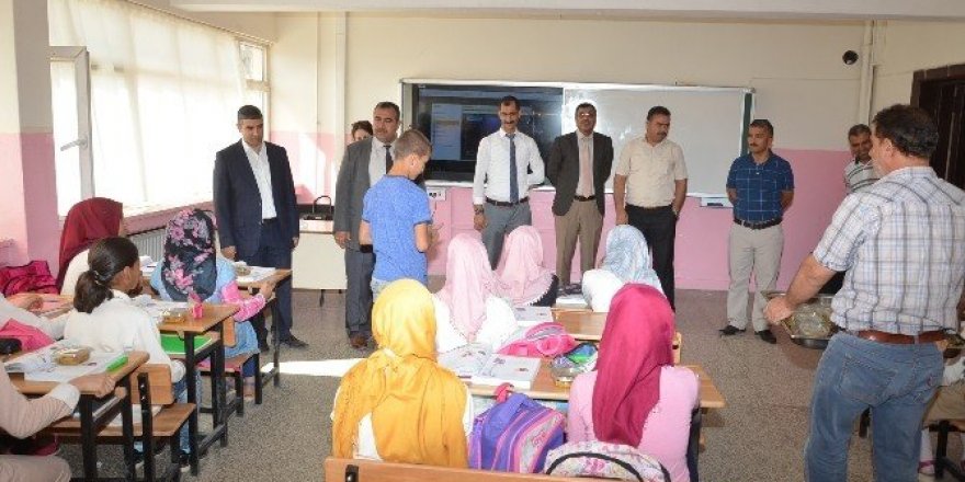 Viranşehir’de öğretmen ve öğrencilere aşure ikramı